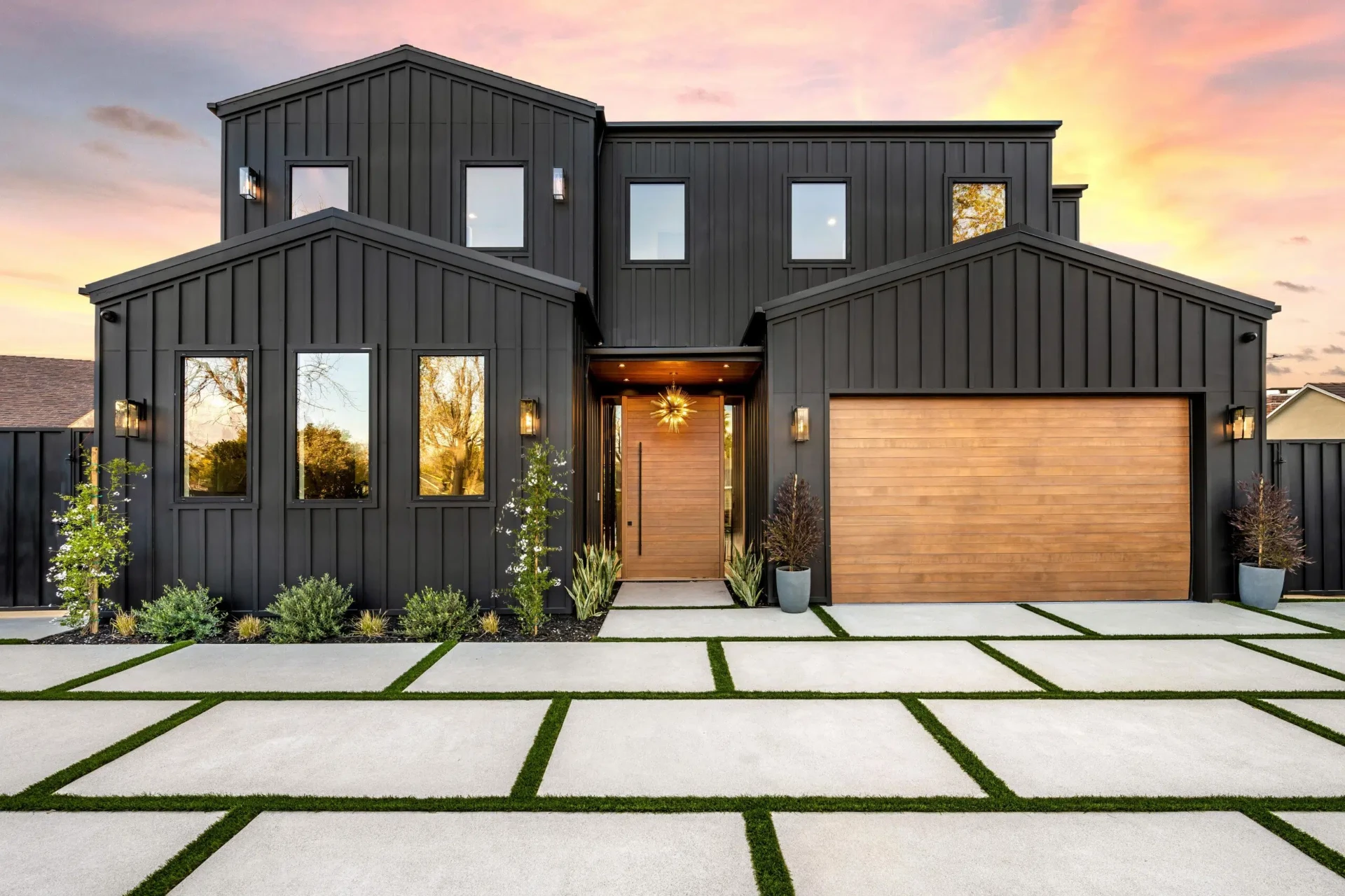 Moderne hus med hagearbeid